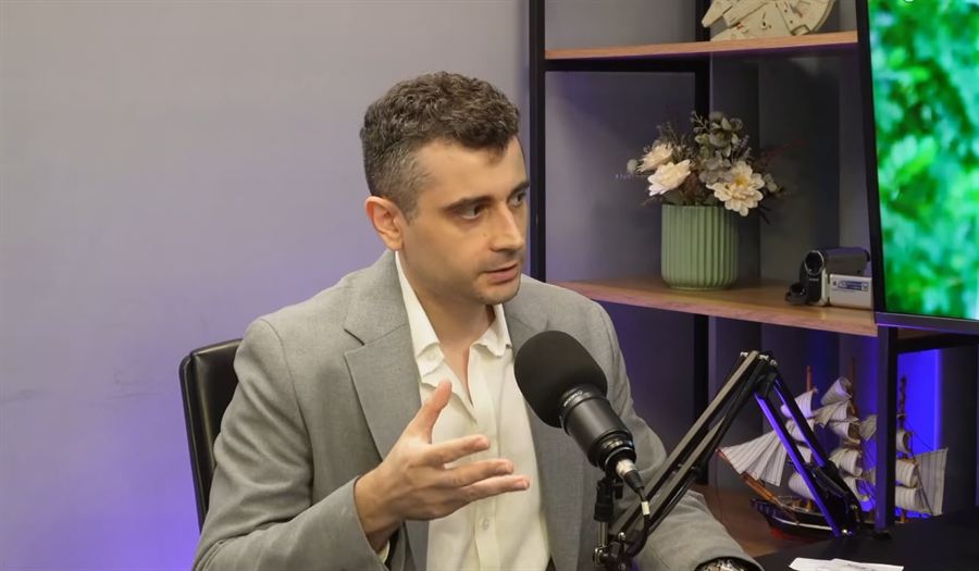 Felipe Caggiano concedendo entrevista em podcast