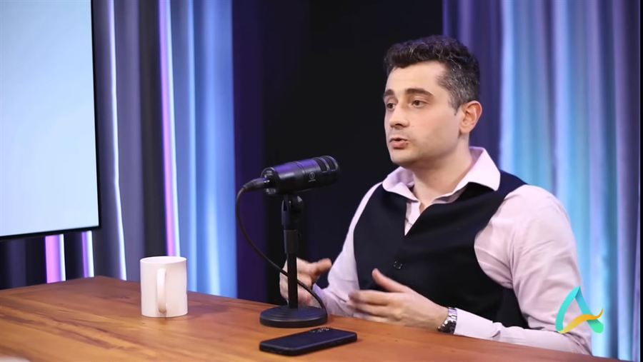 Felipe Caggiano participando de programa de entrevistas