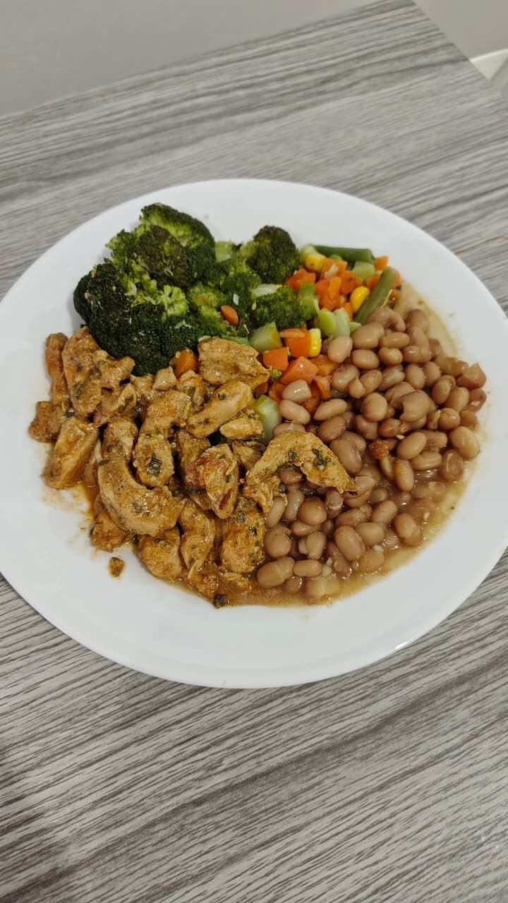 Prato com frango, brócolis, legumes e feijão